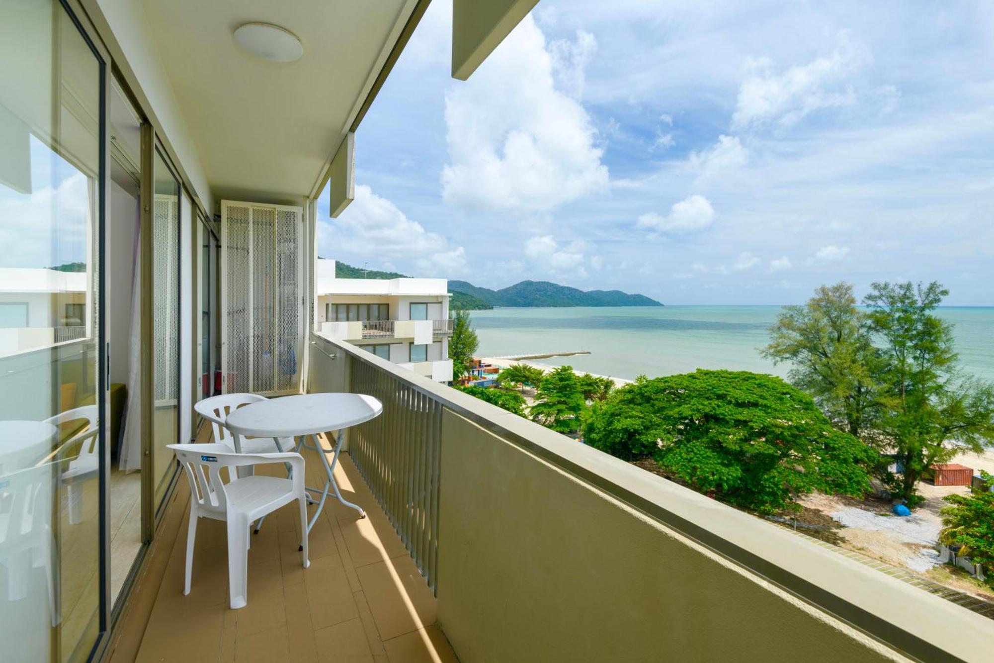 By The Sea Beach Front Apartment 바투 페링기 외부 사진
